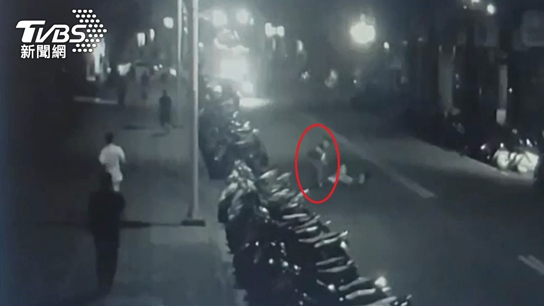 爭風吃醋!當街談判爆衝突 男遭情敵狠刺3刀送醫