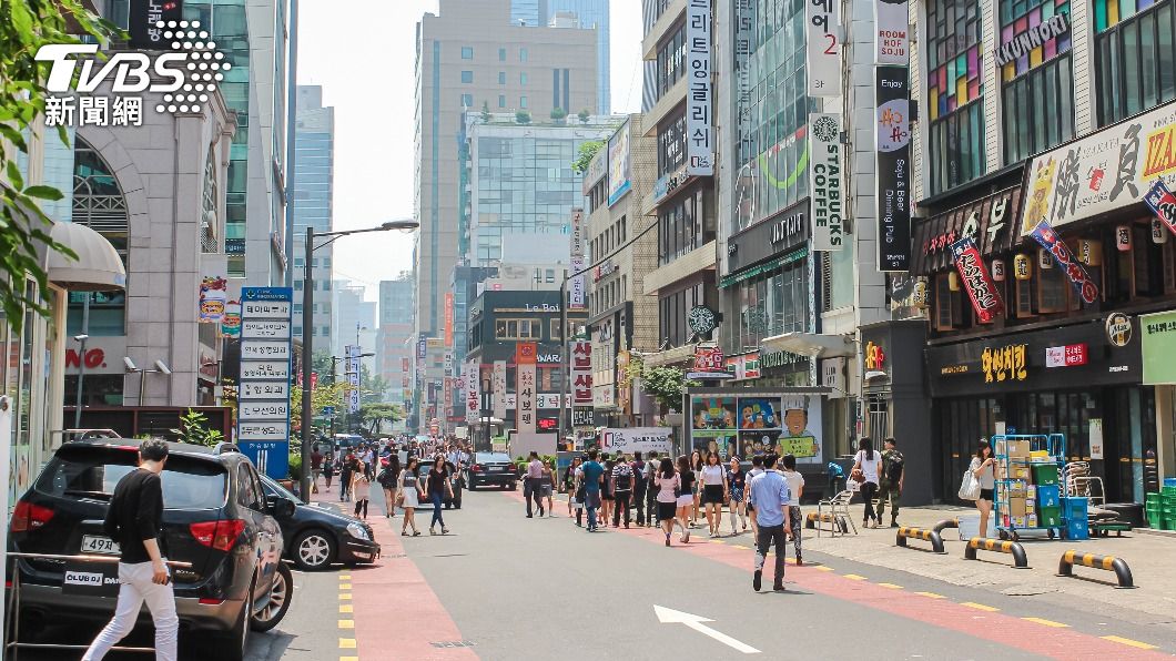 韓國街頭有人以問券調查為由，在飲料中加入毒品給高中生喝，以此向家長勒索。（示意圖，與本新聞無關／shutterstock達志影像）