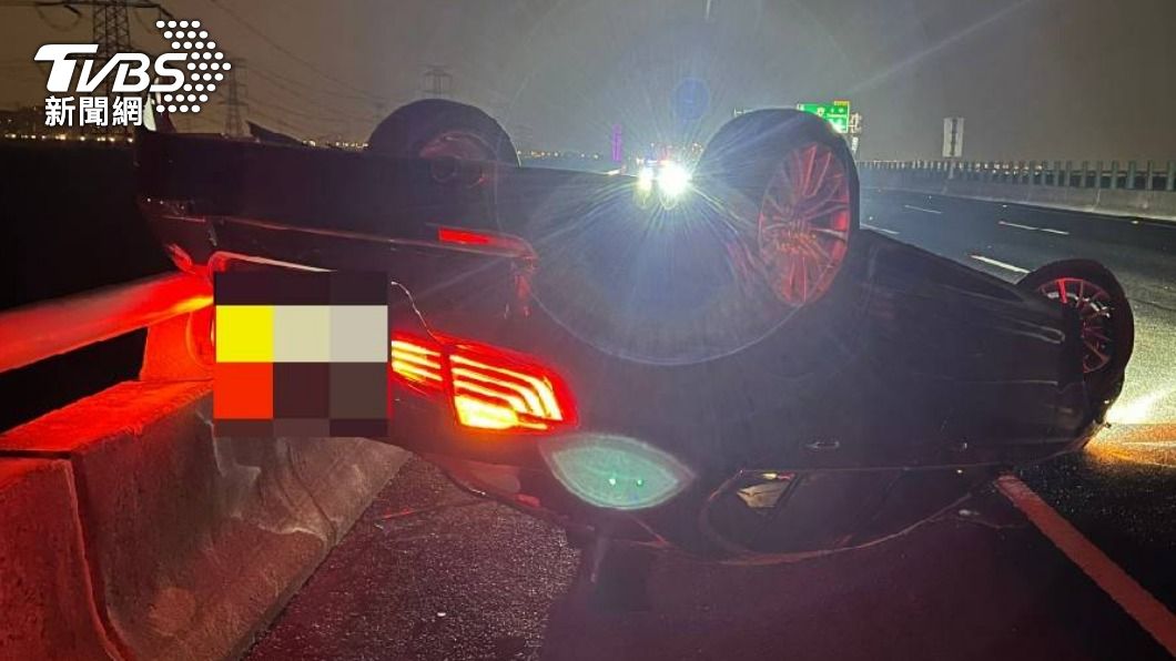 悲傷收假日!BMW男深夜撞護欄「烏龜翻」 魂斷國道三號