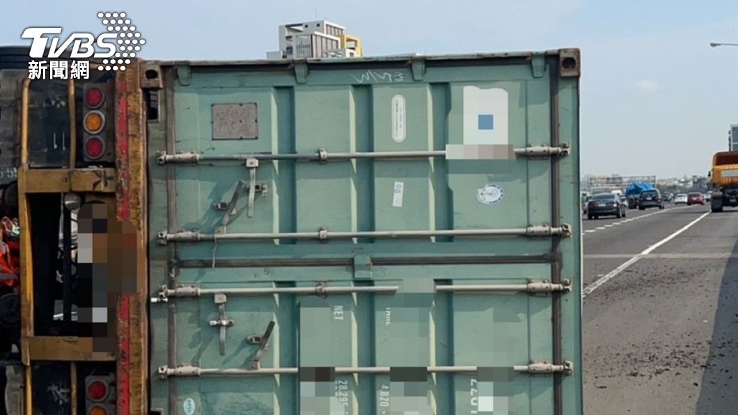 快訊/上班崩潰!貨櫃車「頭身分離」側翻 回堵5公里待消化