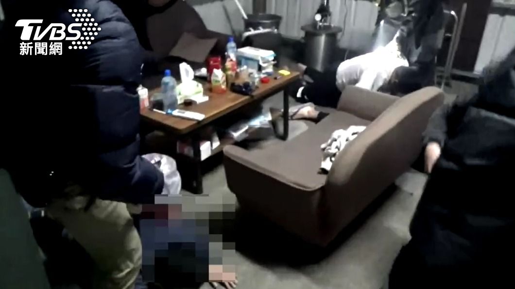 警方攻堅雞舍逮捕4名製毒嫌犯。(圖/TVBS)