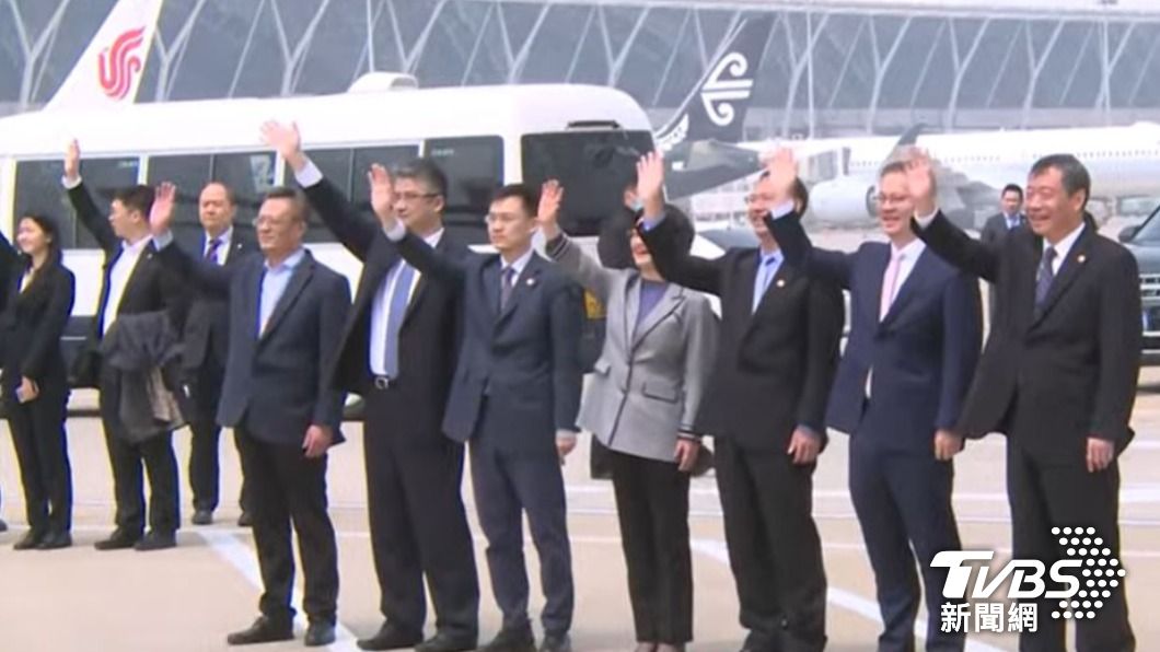 國台辦副主任陳元豐率一行人到上海浦東機場為馬英九一行送機。(圖/TVBS)