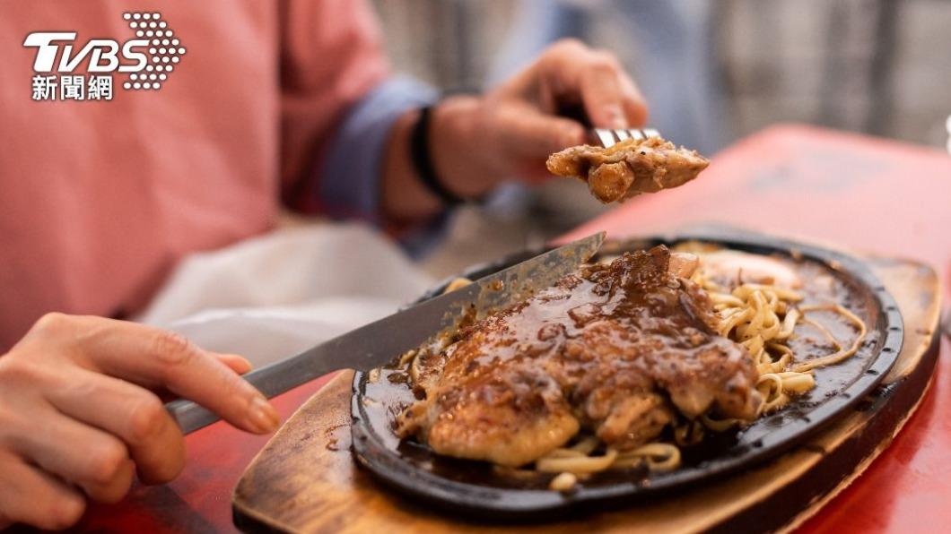 婦人吃完飯後的血糖飆到180。（示意圖／shutterstock達志影像）