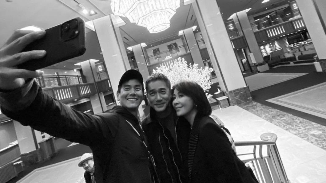 梁朝偉夫妻倆到日本賞櫻,同框合照彭于晏。(圖/翻攝自carinalau1208 IG)