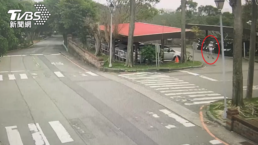 姜男穿越停車場離去。(TVBS)