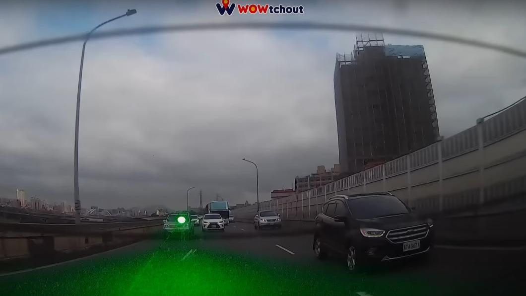 突現「一道綠光」!快速道路上遭雷射筆射眼 警追惡駕駛