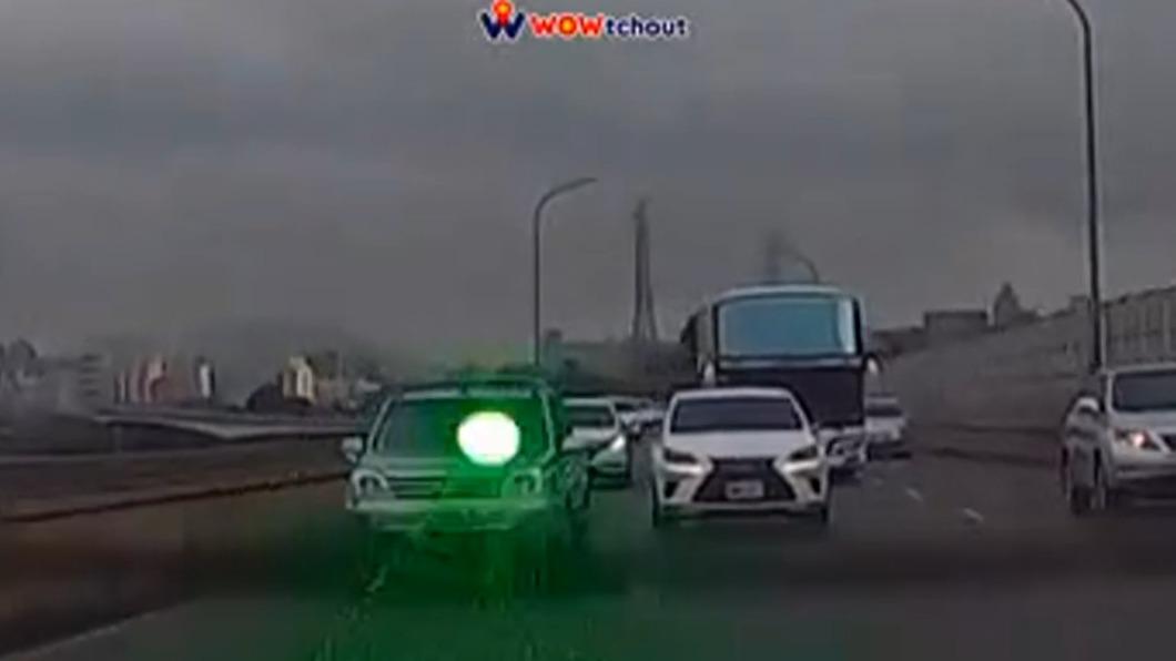 駕駛疑遭雷射筆綠光「襲擊」。(圖/翻攝YouTube「WoWtchout - 地圖型行車影像分享平台」)