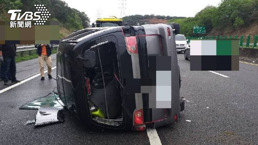 廂型車側翻。（TVBS）