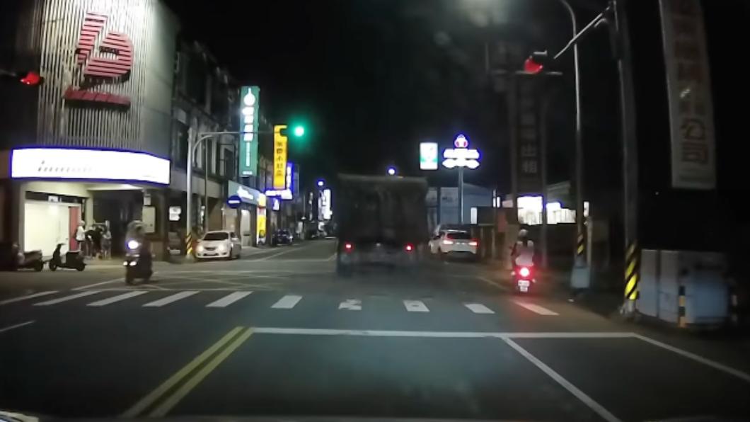 屎裡逃生!貨車臭泥沿路噴「騎士慘摔」 駕駛最高罰3百萬