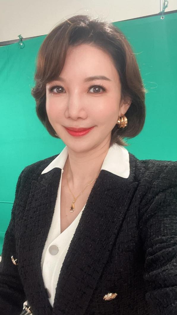 簡立喆服裝是和媽媽趙麗雲借的。(圖/翻攝自簡立喆臉書)