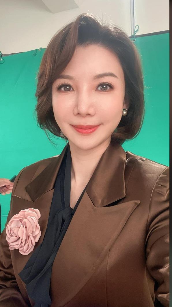 簡立喆服裝是和媽媽趙麗雲借的。(圖/翻攝自簡立喆臉書)