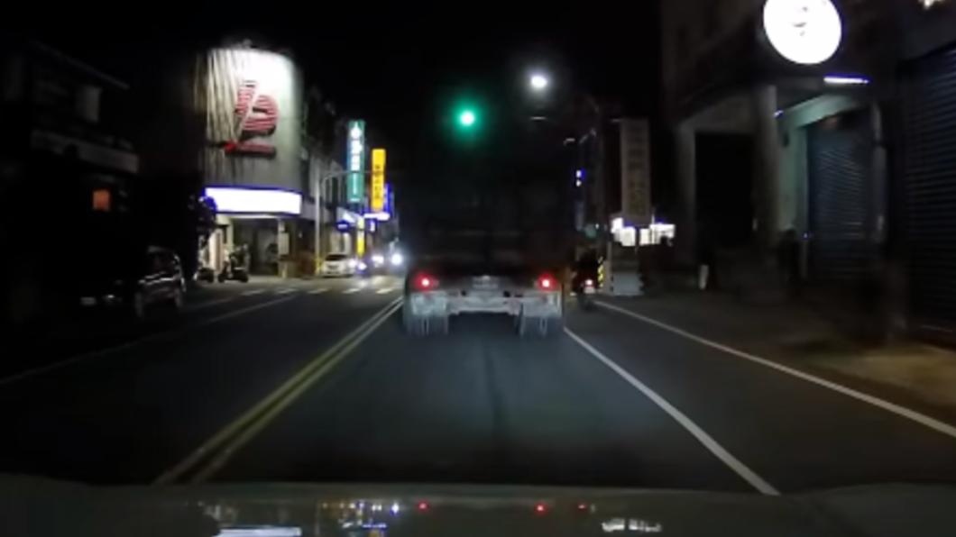 該貨車為某清除業者用來載運食品加工汙泥。(圖/翻攝自宜蘭知識+臉書)