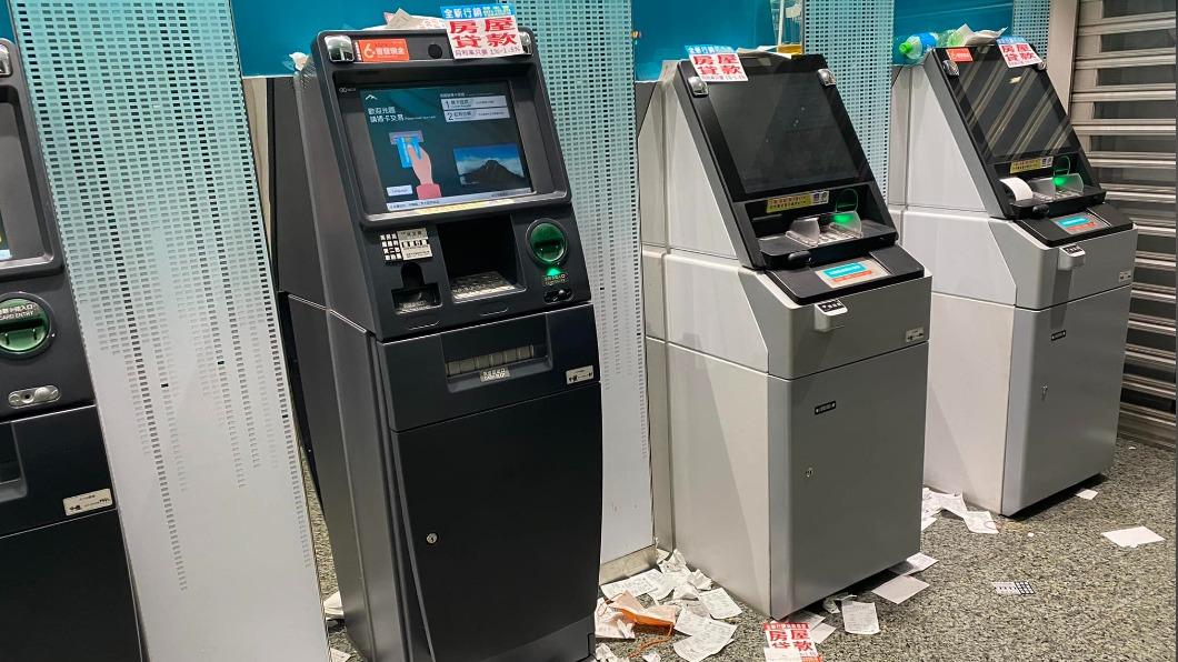 銀行的問題?她驚見ATM滿地垃圾、明細 掀2派網友戰翻