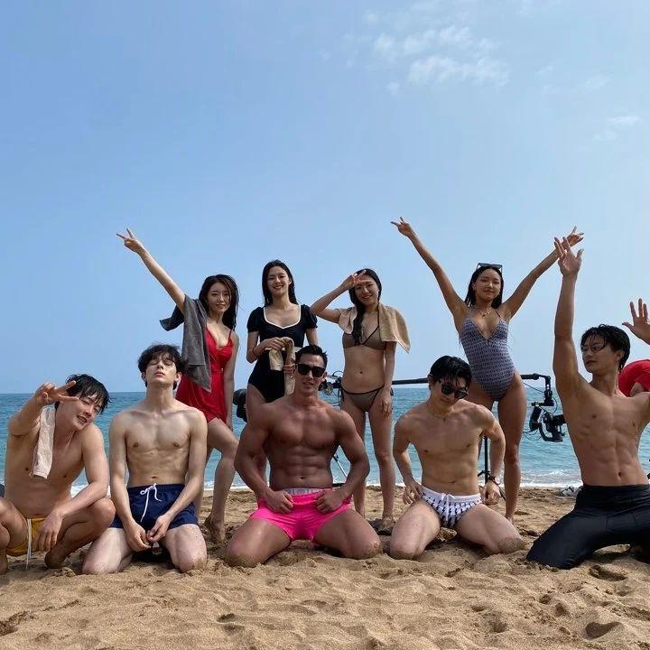 《伊甸園,本能的後裔們》找來一群好身材的素人當嘉賓。(圖/翻攝自楊浩錫IG)
