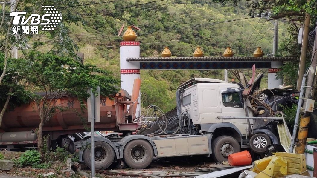 南迴恐怖瞬間!砂石車煞不住撞山壁 轎車成夾心餅乾淪廢鐵