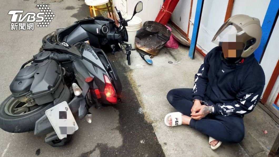 男子侵占友人機車，還身揹三條通通緝。（圖／TVBS）