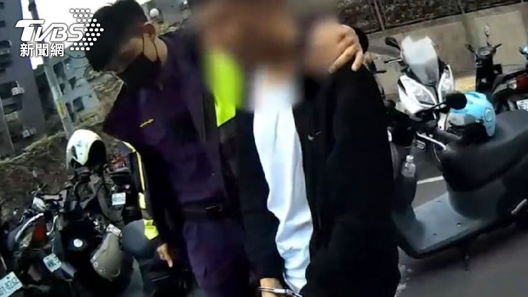 警方在現場處理機車時，又逮捕另名通緝犯。（圖／TVBS）