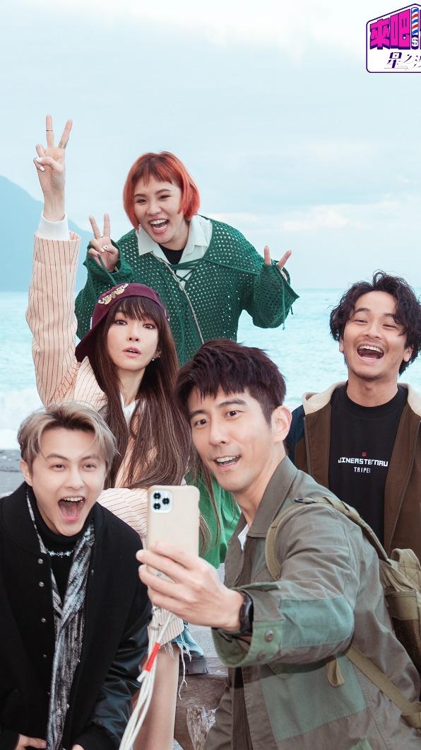 5人開心在花蓮的海邊自拍。（圖／TVBS）