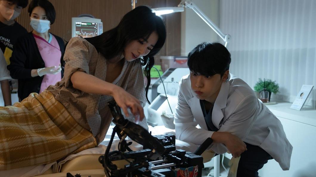 林知衍(圖左)和李到晛(圖右)在劇中花絮的互動超甜。(圖/Netflix提供)