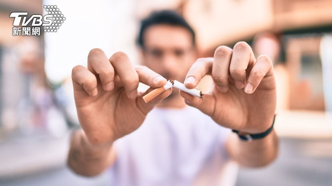 男友因爲女同事的一句話戒菸。（示意圖／shutterstock達志影像）