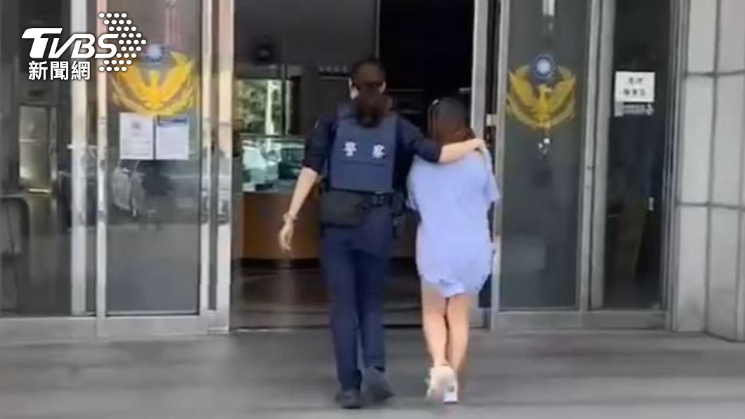 警方將她依現行犯逮捕移送。（圖／TVBS）
