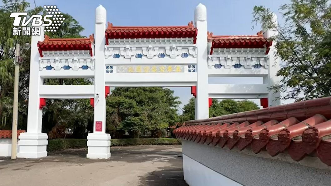 雲林土庫的一處公墓發生拿錯骨灰罈事件。（圖／TVBS）