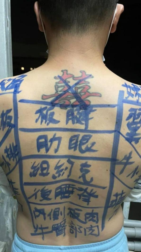 馬國畢特地在背上畫出牛肉的部位圖,好讓觀眾了解。(圖/翻攝自馬國畢臉書)