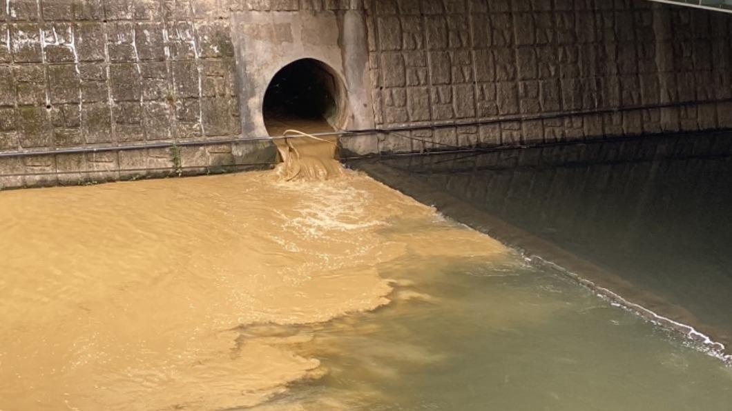 竹北豆子埔溪水質又混濁 竹縣環局再查獲工地排廢水