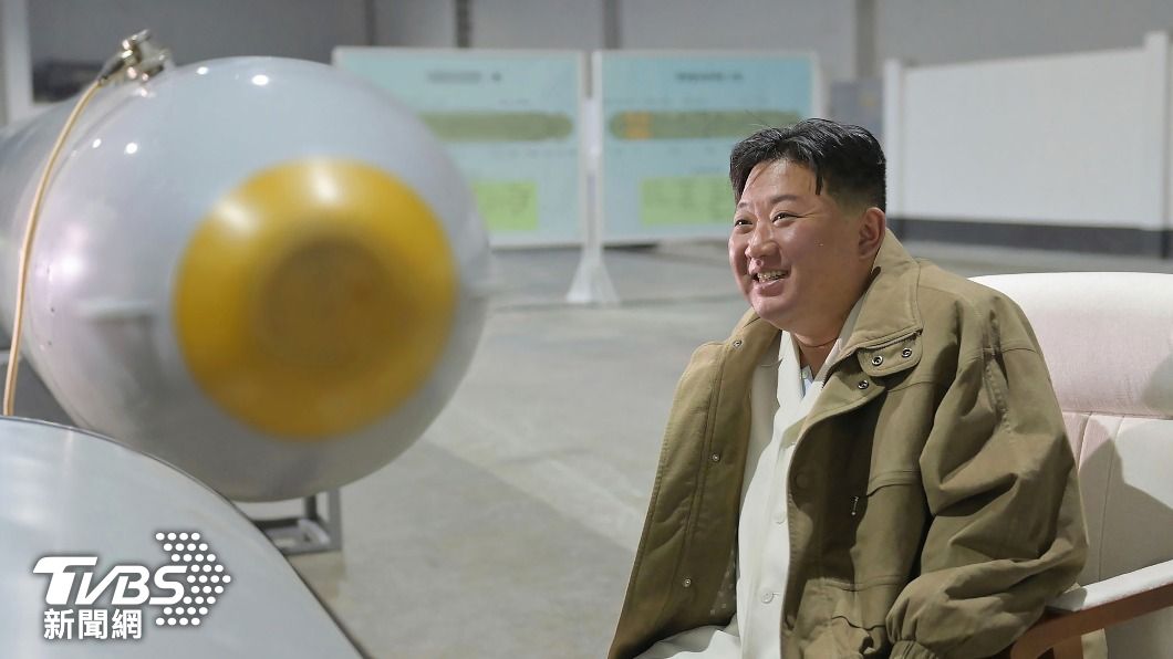 北韓於3月24日公布金正恩視察核子攻擊無人潛艇的相片。（圖／達志影像美聯社）