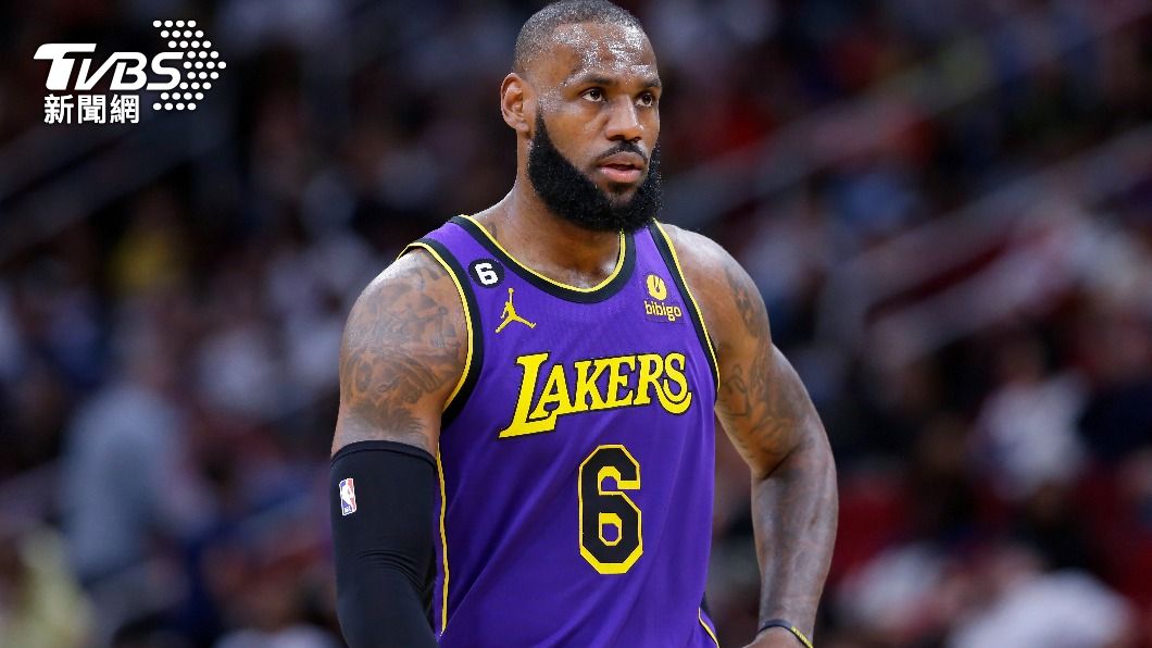 詹皇與穿Kobe球衣粉絲爆口角 怒嗆:幫你拿了上一冠