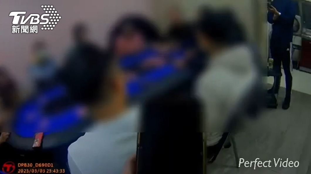 警方突襲讓現場賭客猝不及防。(圖/TVBS)