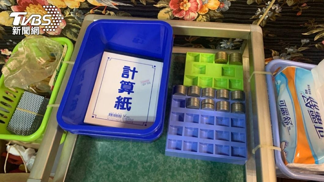 警方查扣賭金、賭具。(圖/TVBS)
