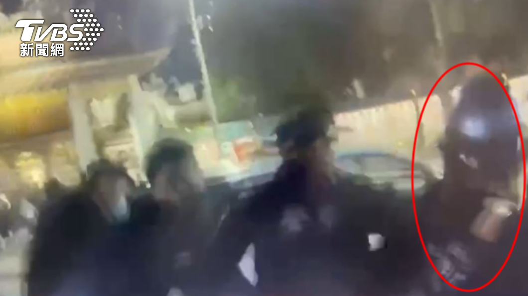 我要陪他！越籍移工逾期滯留6年被逮　上銬時女友緊拉不放
