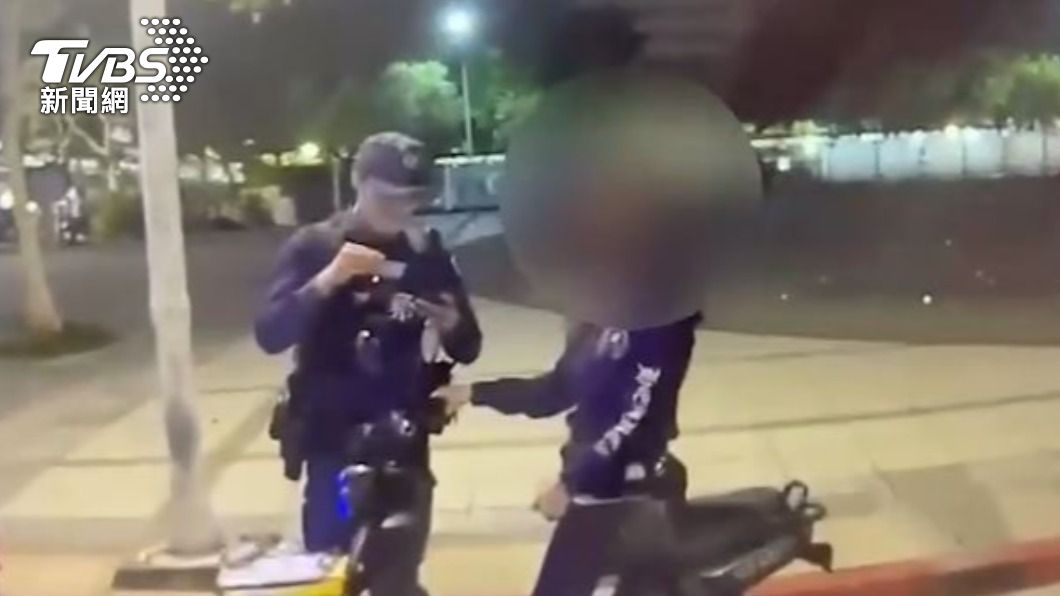 員警發現兩人騎電動單車行跡可疑，梅姓男子還先行下車離開。（圖／TVBS）