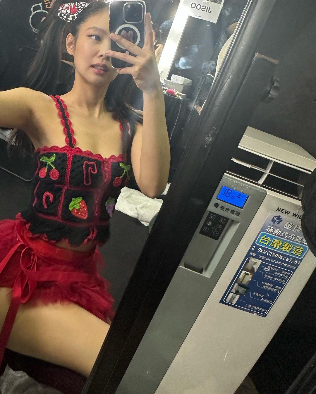 Jennie在後台自拍,沒想到「台灣製造」的冷氣機也出現了。(圖/翻攝自Jennie IG)