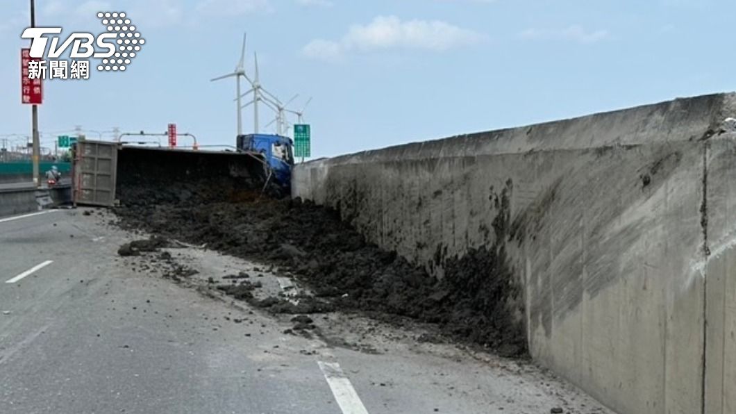台15線聯結車疑機械故障　自撞翻覆佔車道「南下林口段暫封」