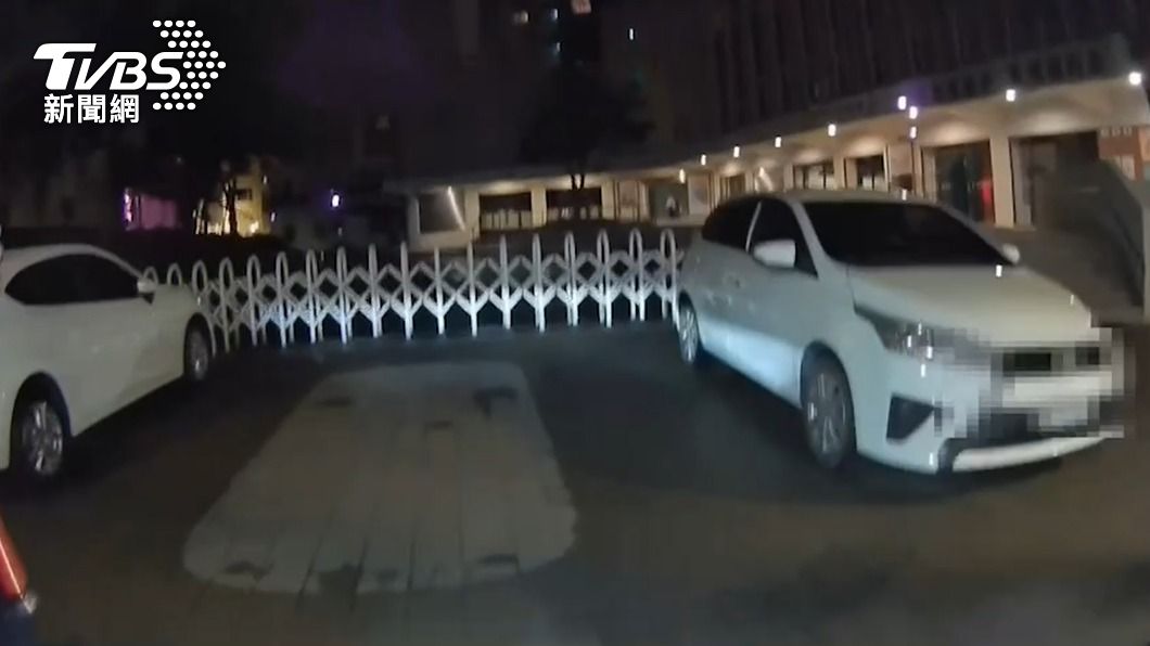 賴男將愛車違停在人行道上。(圖/TVBS)