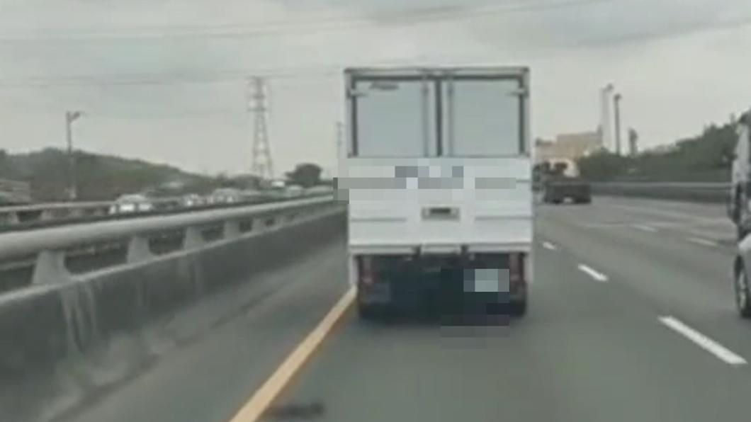 救護車鳴笛當空氣!小貨車偏不讓硬擋2分鐘 駕駛怒檢舉