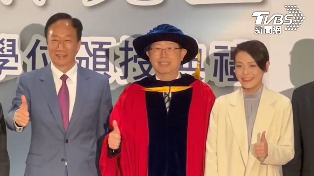圖左至右為鴻海創辦人郭台銘、鴻海董事長劉揚偉及新竹市長高虹安。（圖／TVBS）