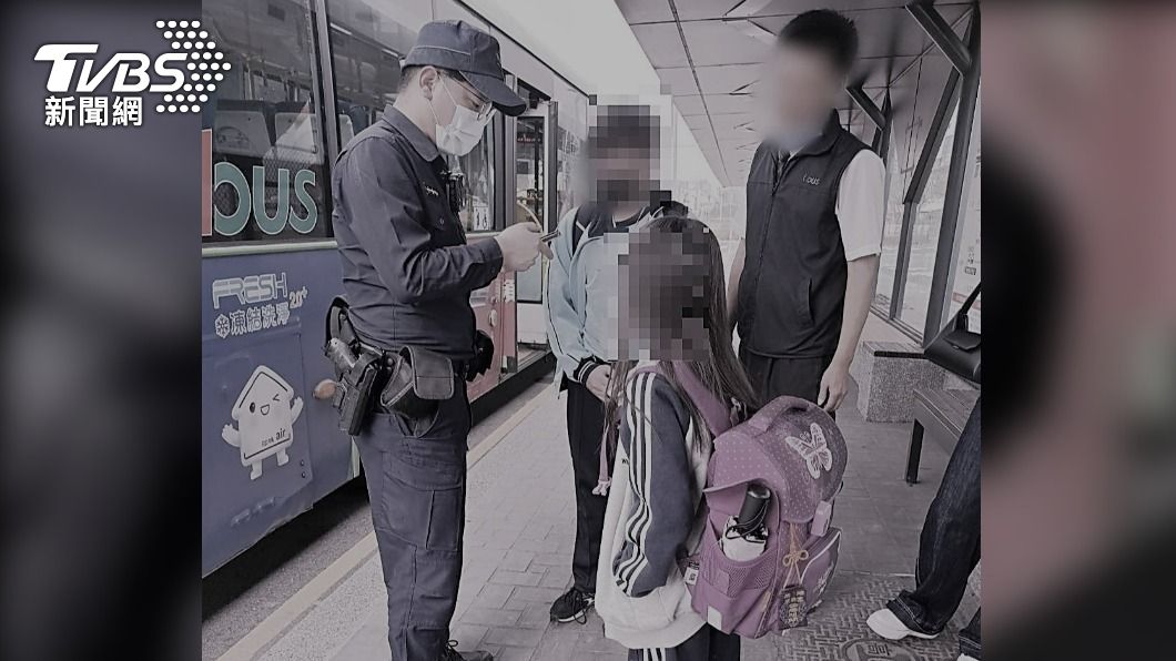兄妹搭車睡過站!上學遲到炸哭 司機、員警秒變暖男安慰