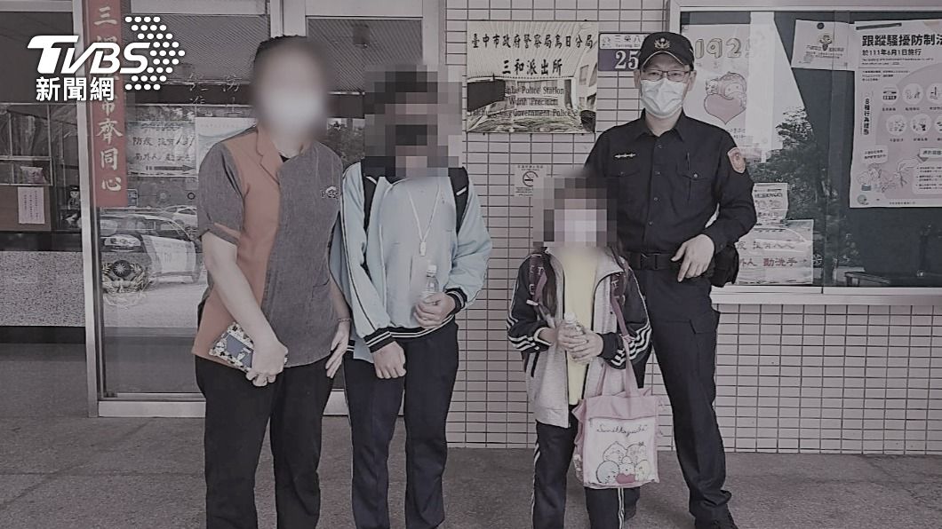 母親將兩人帶回並送去上學。（TVBS）