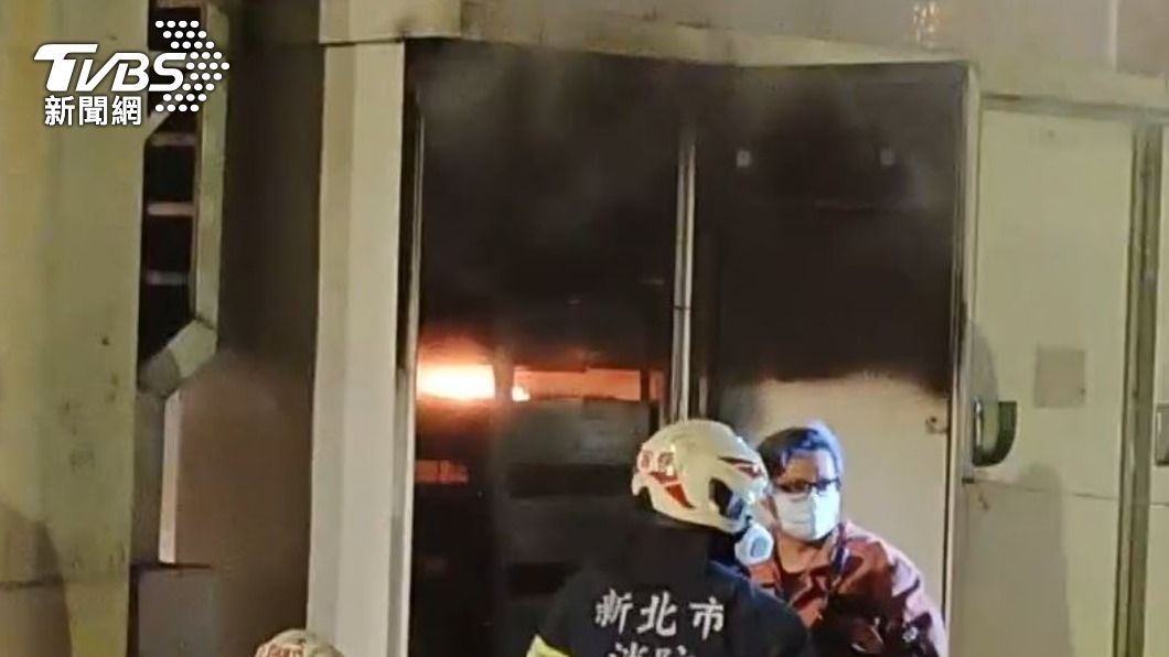 疑似是鋰電池起火,並未造成人員傷亡。(圖/TVBS)