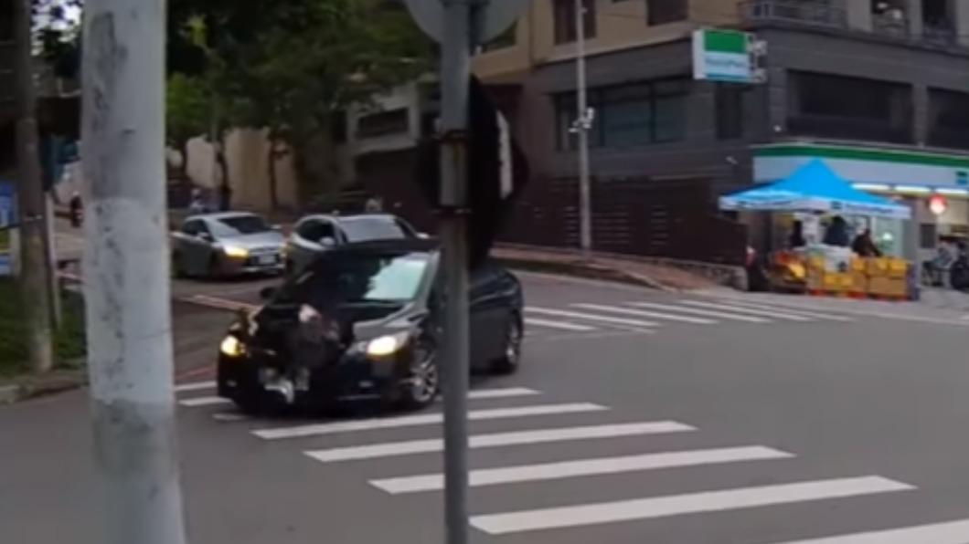 女子撞到後先彈到轎車引擎蓋上。（圖／翻攝自新竹爆料公社）