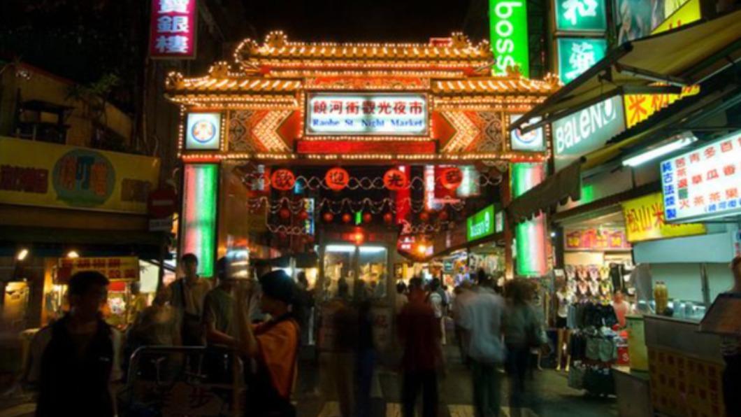 逛饒河夜市！2人「噴1100元」　網一看明細秒懂：花過2千