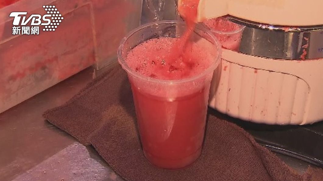 到夜市必買西瓜汁等飲品。(圖/TVBS資料畫面)