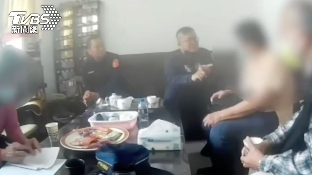 許婦愈聽愈有道理,最後在旁人勸說下,打消繼續作投資的念頭。(圖/警方提供)