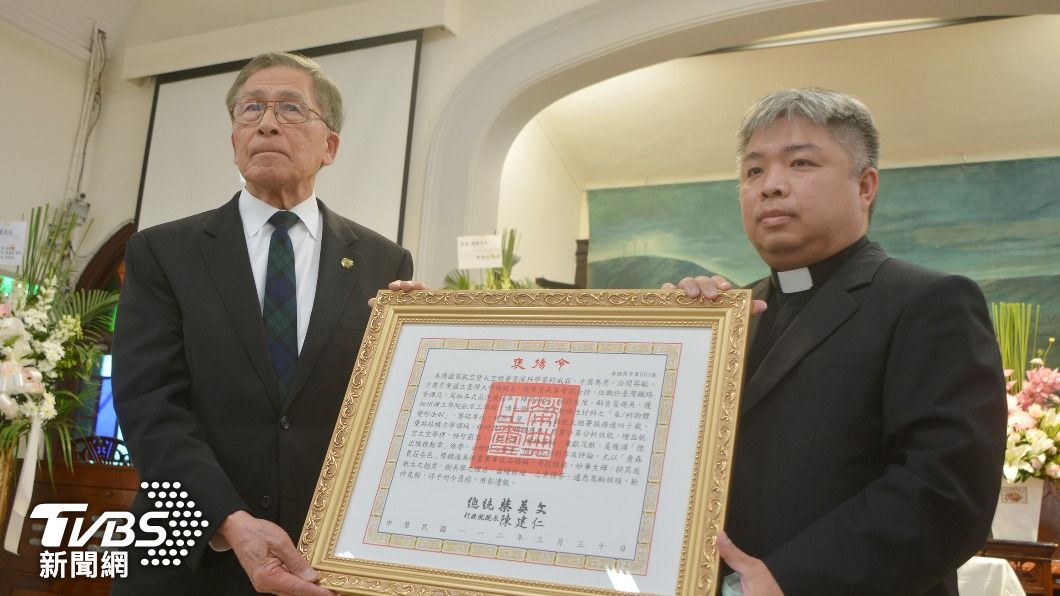 柯威霖獲頒褒揚令,由弟弟柯吉文代為接收。(圖/中央社)