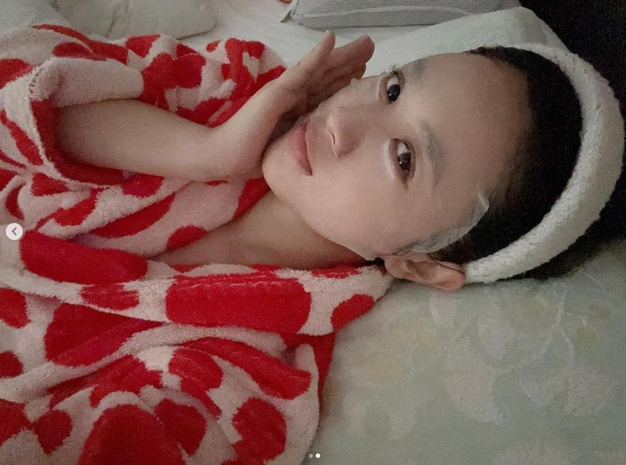 坐月子仍不忘敷臉保養。（圖／翻攝自吳姍儒IG）