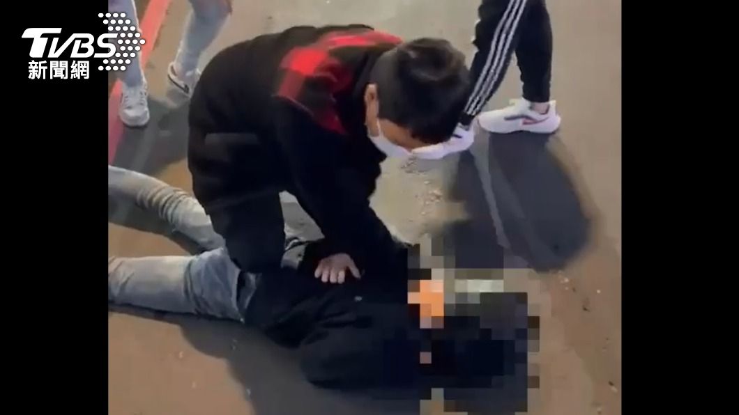 陳男被警方壓制逮捕。（圖／TVBS）