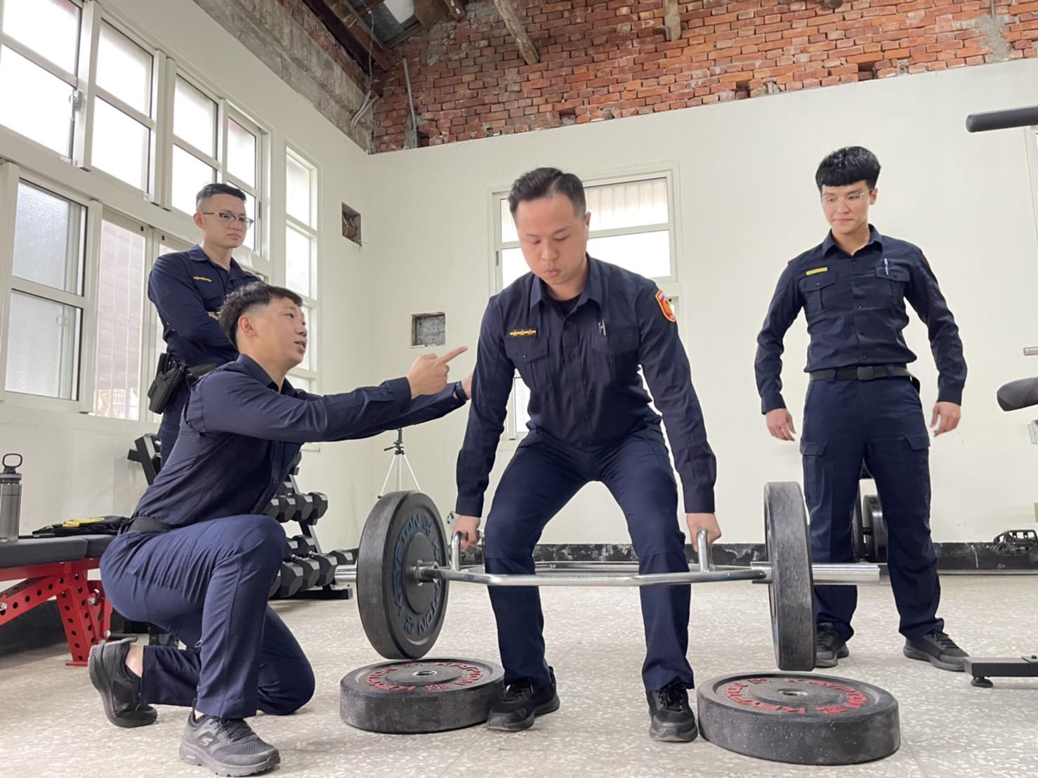 警察也有猛男秀! 西螺分局提升肌力訓練戰警